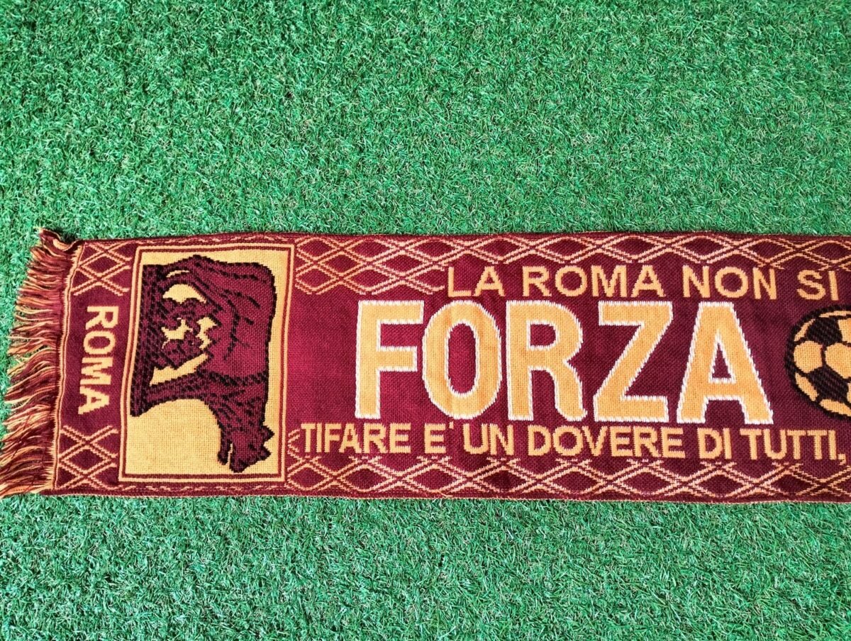 Szalik AS Roma, zbliżenie na detale i metki 2