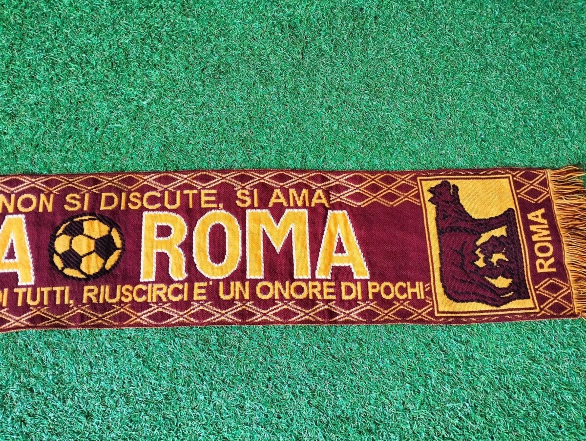 Szalik AS Roma, zbliżenie na detale i metki 3