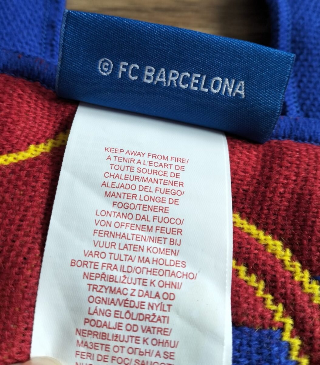Szalik FC Barcelona - oficjalny produkt licencyjny, zbliżenie na detale i metki 2