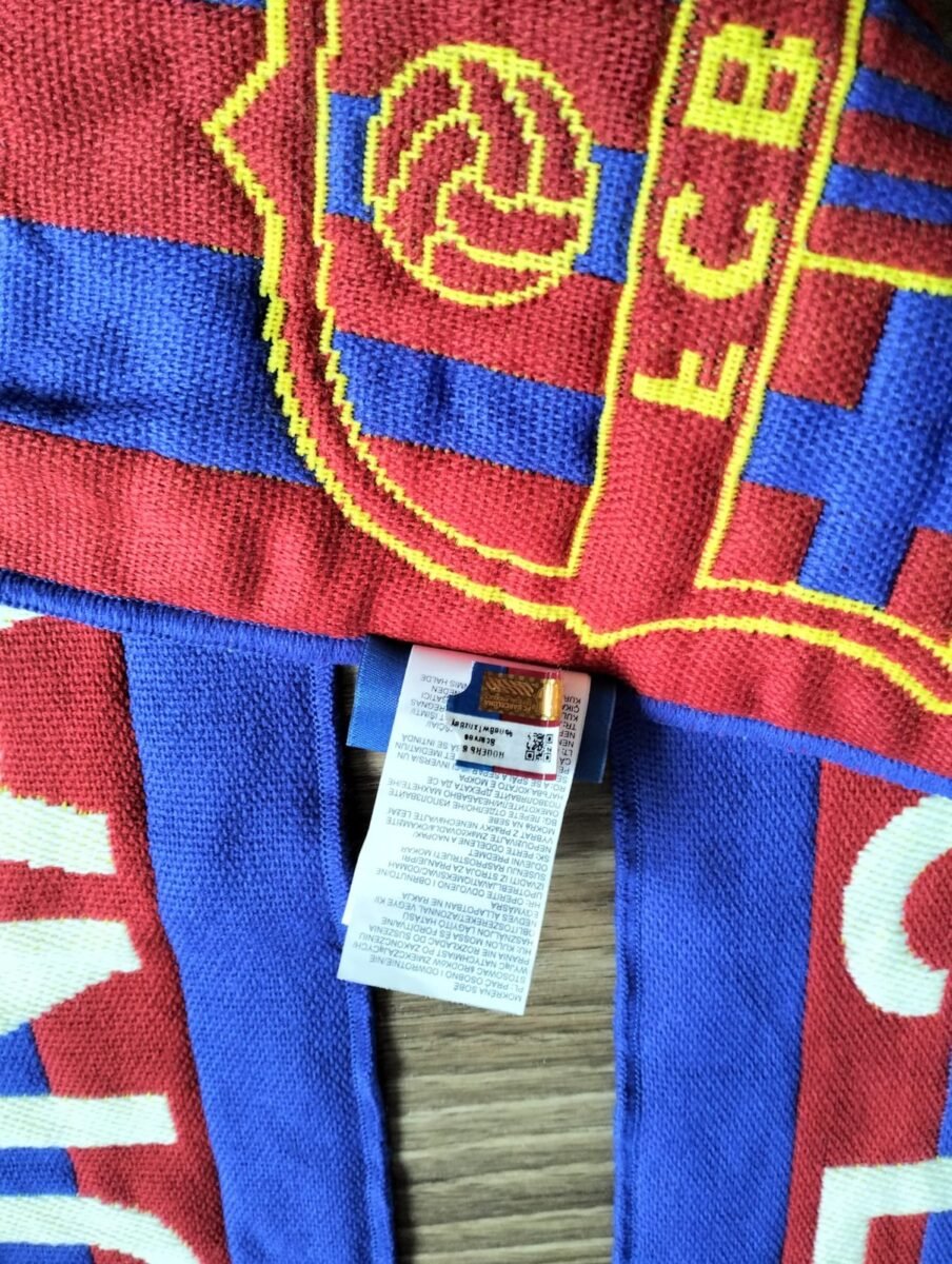 Szalik FC Barcelona - oficjalny produkt licencyjny, zbliżenie na detale i metki 4