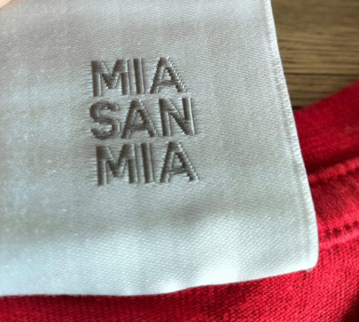 T-shirt dziecięcy Bayern Monachium Mia san mia, zbliżenie na detale i metki 1