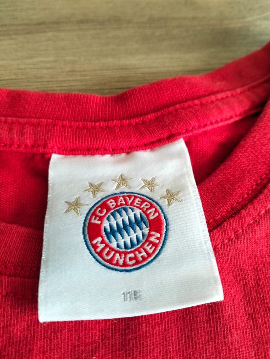 T-shirt dziecięcy Bayern Monachium Mia san mia, zbliżenie na detale i metki 2